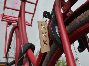 Duurzame Amsterdam fietssleutelhanger met 3 Andreas kruizen